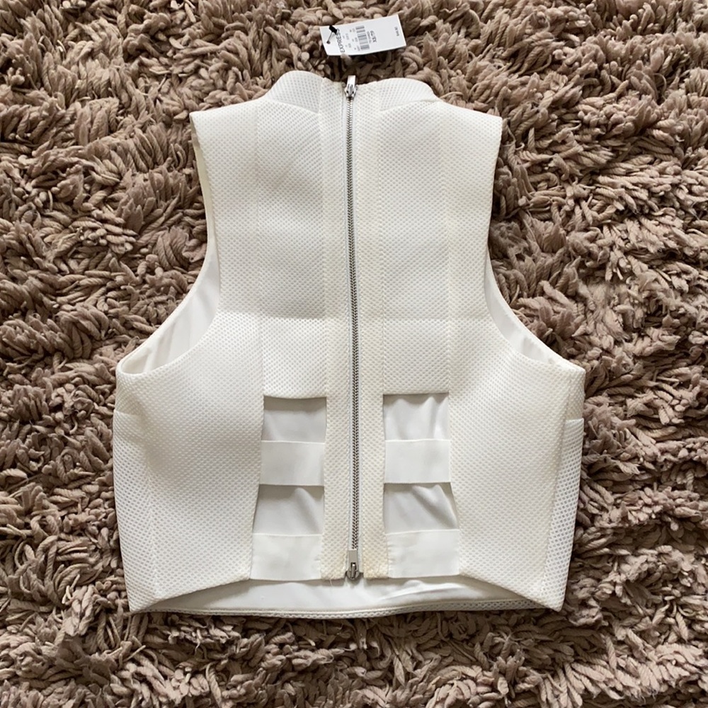 🆕 Express Crop Top - Picture 2 of 3